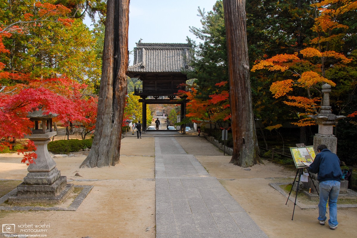 A painter at work on a fine autumn day at Hōfukuji Temple (宝福寺) in Sōja, Okayama Prefecture, Japan.