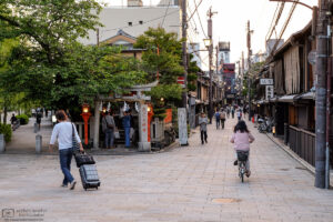 Light traffic around the road fork at Tatsumi Shrine in the Gion district of Kyoto, Japan.