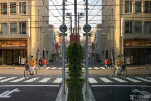 A nice big shop window working as a mirror for this daily-life moment somewhere in the Taito ward of Tokyo, Japan.