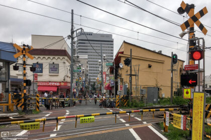 A neighborhood railway crossing at Hatanodai Station in the southeastern part of Tokyo, Japan.